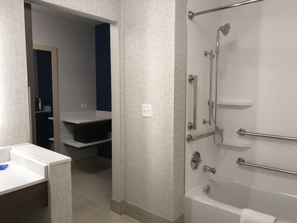 Holiday Inn Express & Suites Phoenix Airport North by IHG - photo 84