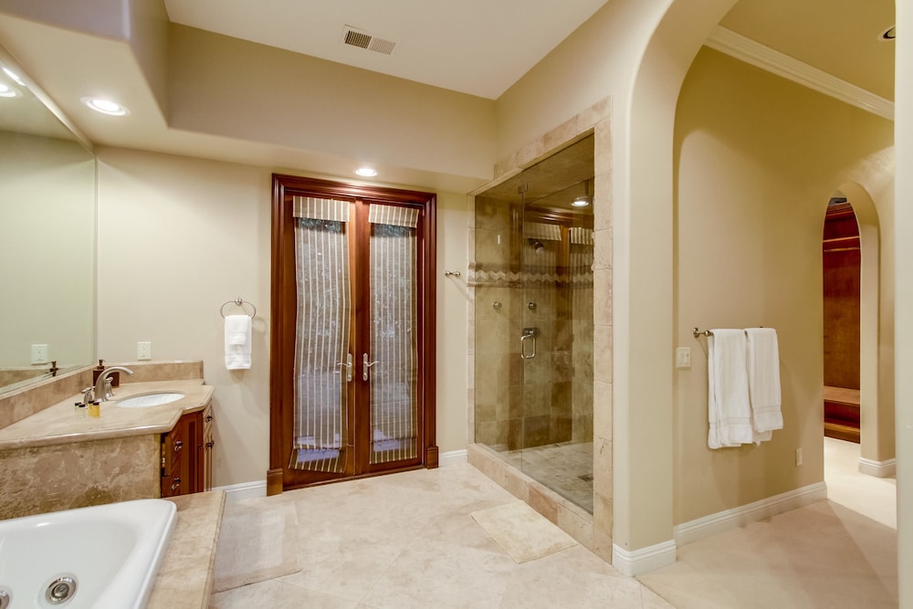 Tropical 5BR La Jolla Retreat by NamaStay - photo 26