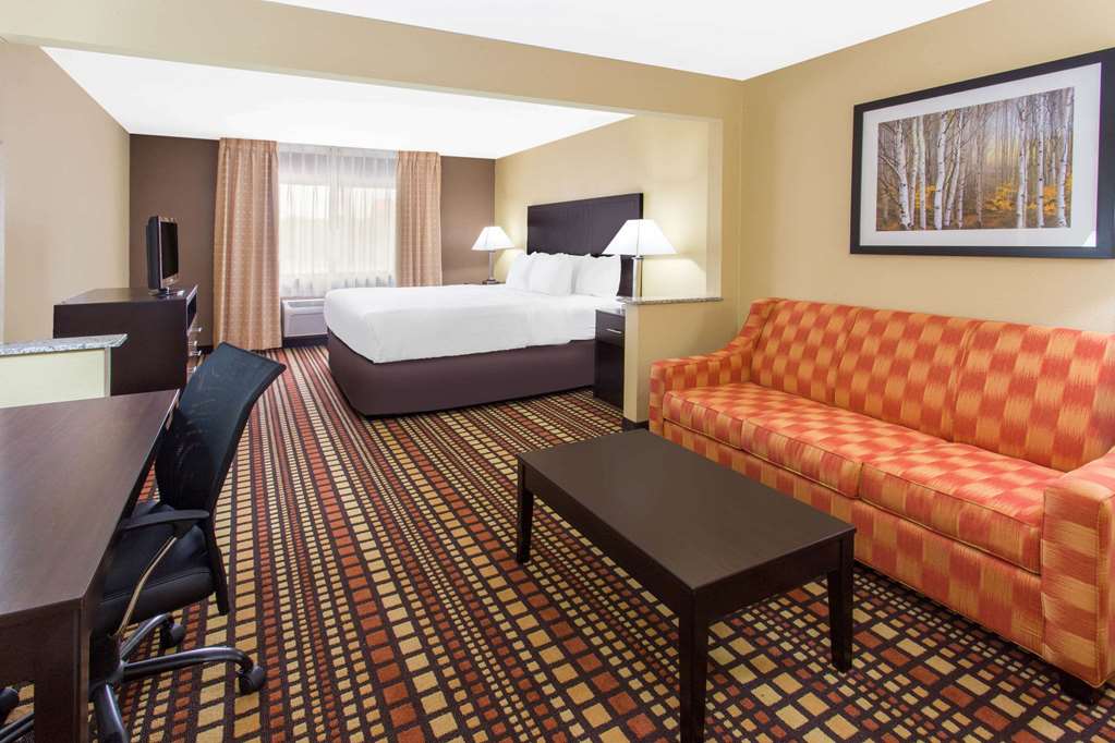 Days Inn & Suites by Wyndham Davenport East - photo 13
