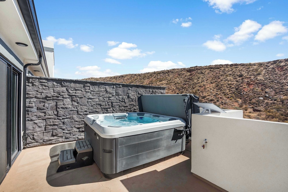 Brand New Desert Cliff Sleeps 20 Guests - photo 35