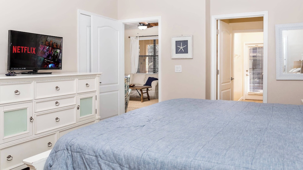 Summer Breeze Villa w Private Pool — 4-Star Luxury Hotel in Davenport, United States