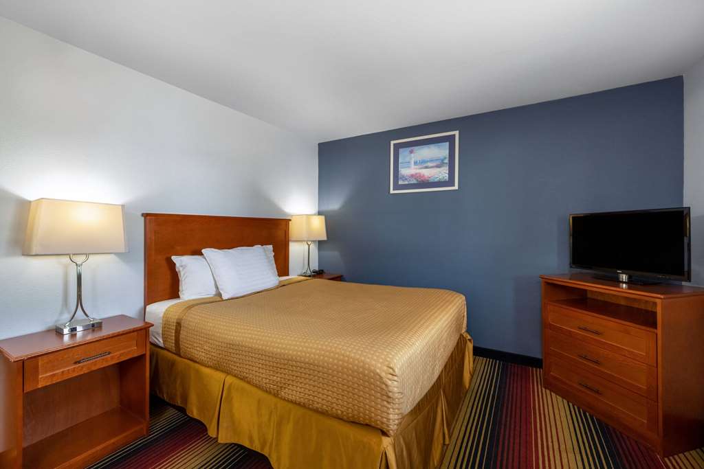 Travelodge by Wyndham Spirit Lake Okoboji - photo 18