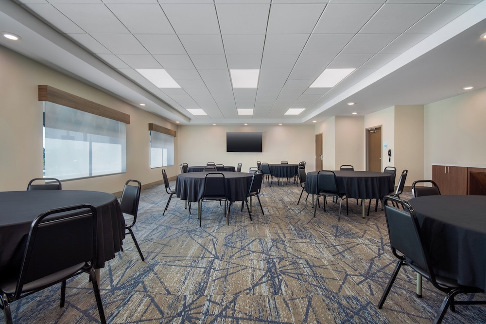 Holiday Inn Express & Suites Muskegon Grand Haven an IHG Hotel - photo 45