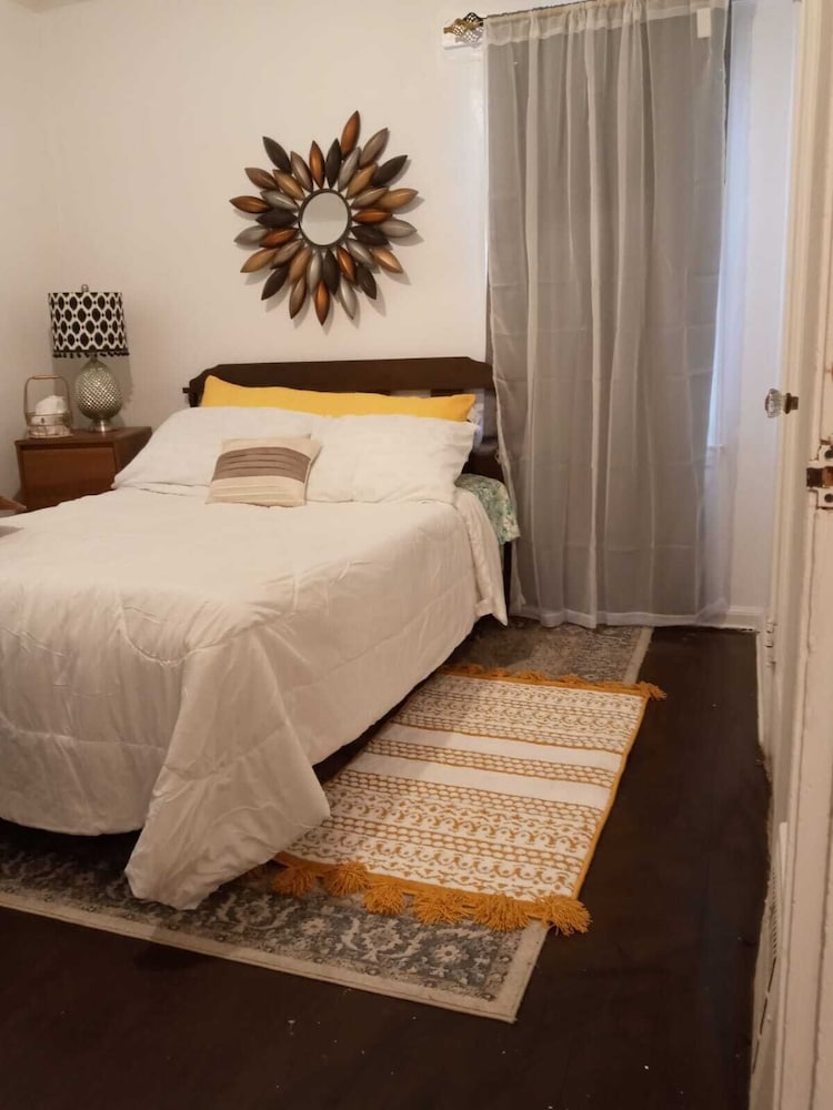 Super Comfy Room at a Great Location - photo 8