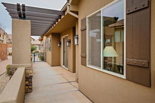 Copper Giraffe Enjoy Golden Golf Course Views in Washington, United States