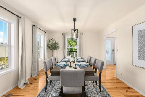 Puget Sound Sunset Whidbey Ocean Front home with C — 4-Star Luxury Hotel in Oak Harbor, United States
