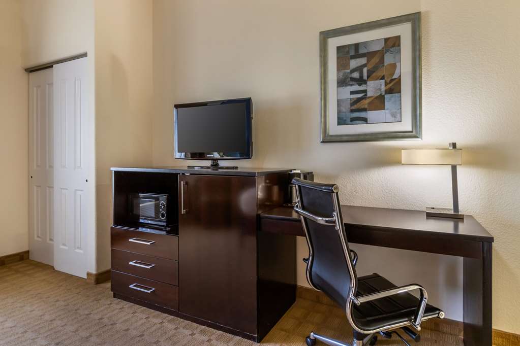 Best Western Plus Lytle Inn & Suites - photo 26