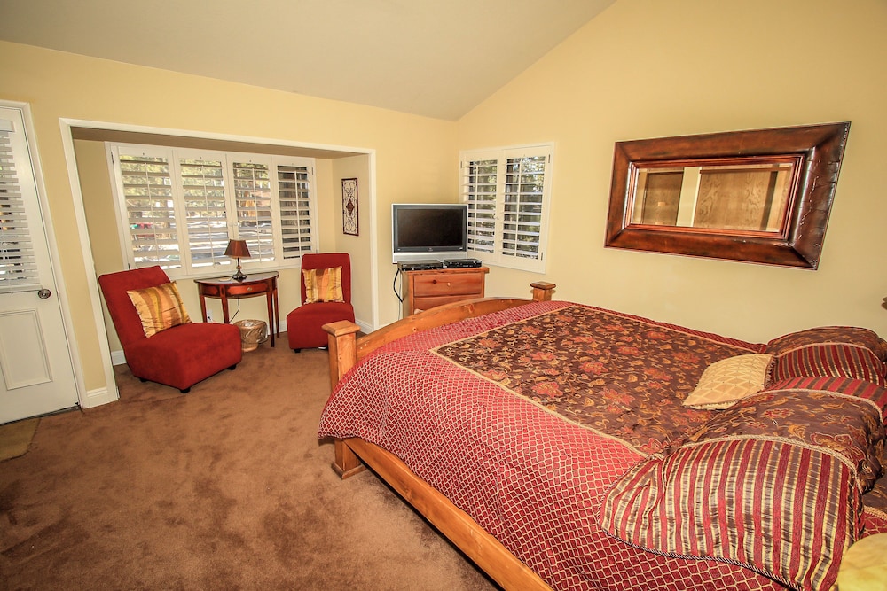 Summit Getaway Condo Affordable and ideally located Wood burning fireplace Walk to Ski Resort - photo 7