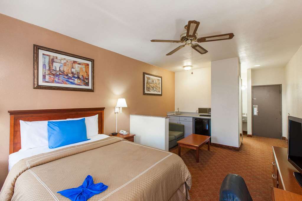 Days Inn & Suites by Wyndham Webster NASA ClearLake Houston - photo 12