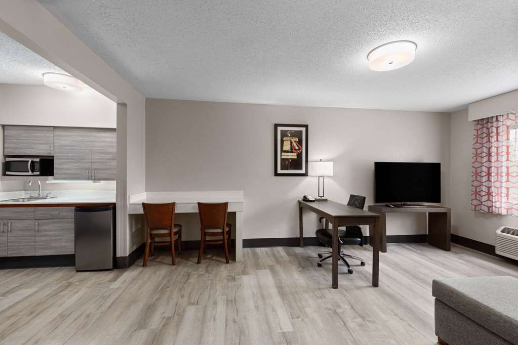 La Quinta Inn & Suites by Wyndham Goodlettsville Nashville - photo 31