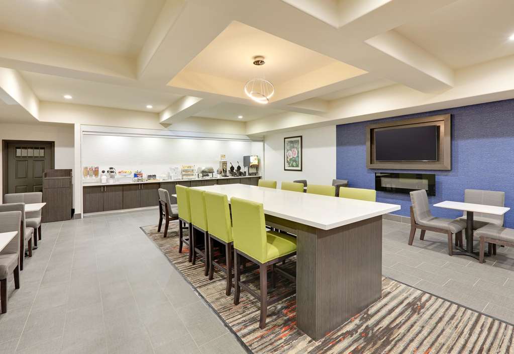 La Quinta Inn & Suites by Wyndham Tyler South - photo 33