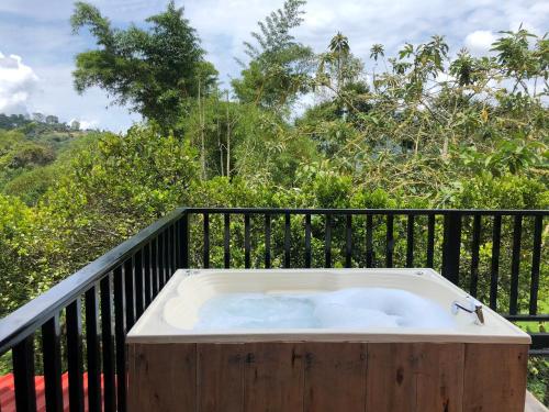 Cabaña tipo glamping en finca cafetera con zonas verdes avistamiento de aves paisaje cafetero in San Francisco, Colombia