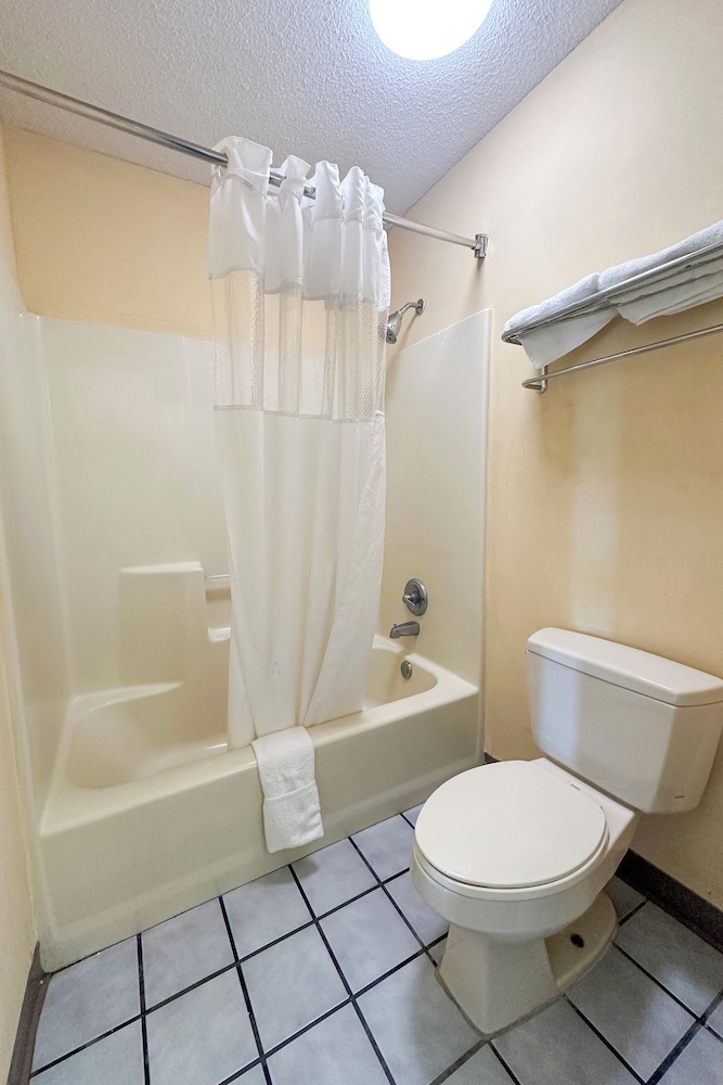 Bonita Lakes Inn by Capital O Meridian I20 - photo 63