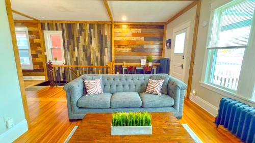 The Rustic Home Albany NY 3 Bedroom Private Second Floor Apartment