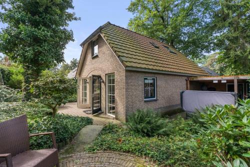 Vakantiehuis in het bos met jacuzzi en sauna — hotel in Lunteren