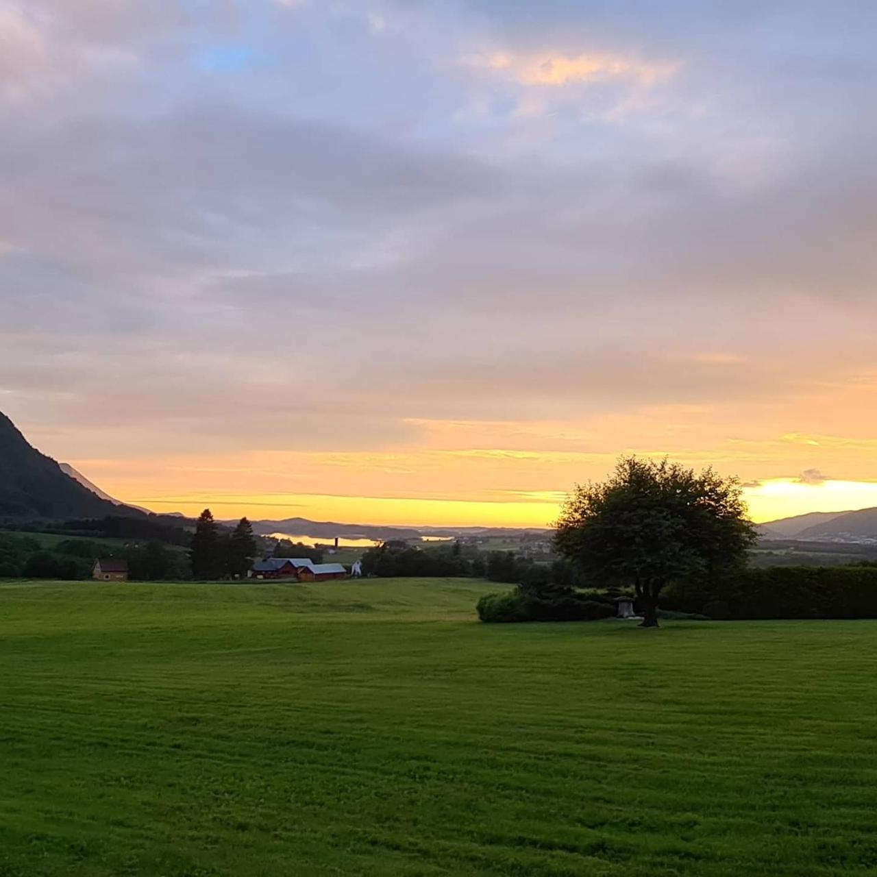 Rødseth Gardsovernatting Hytter in Molde, Norway
