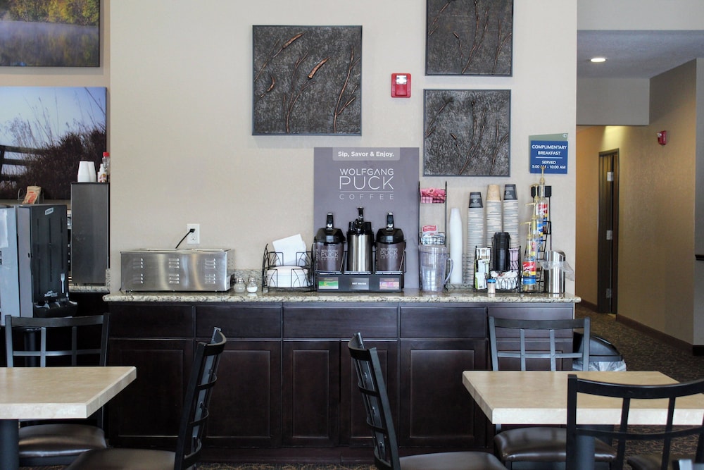 Cobblestone Inn & Suites Denison Oak Ridge - photo 60