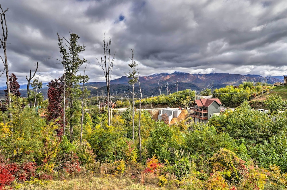 Woodsy Retreat with Fire Pit And Resort Amenities - photo 41