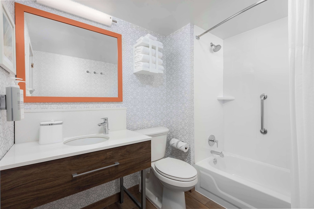 Hampton Inn Louisville Airport - photo 14