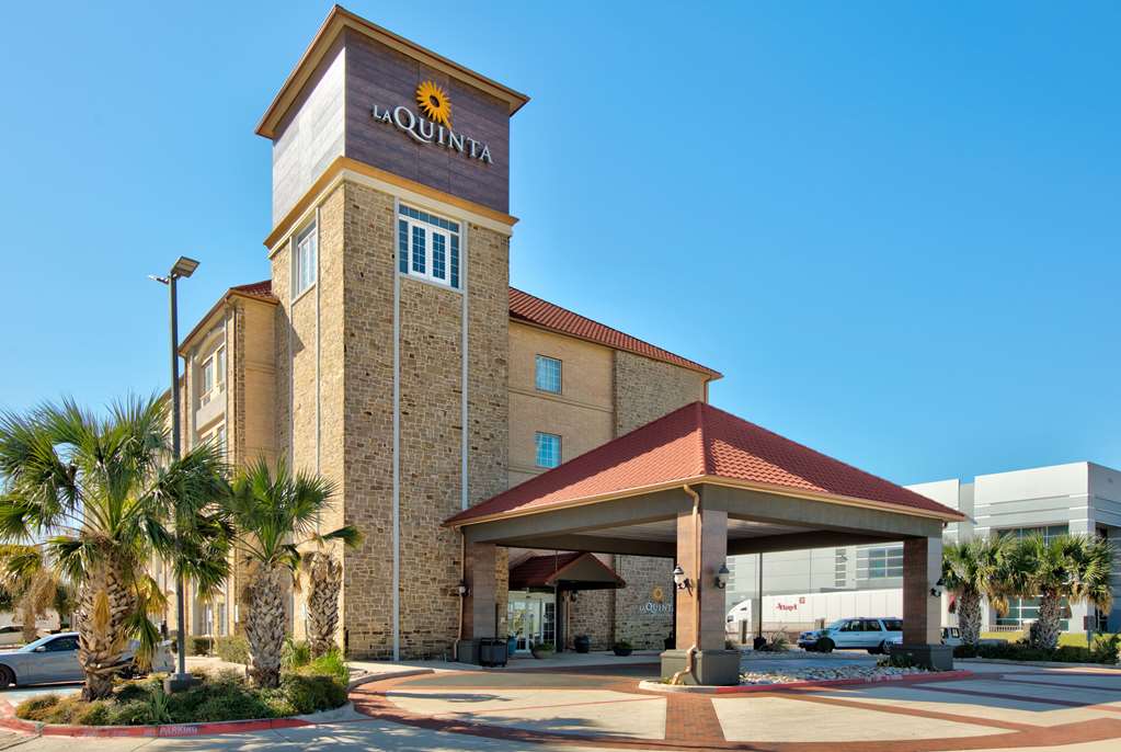 La Quinta Inn & Suites by Wyndham Dallas Grand Prairie South - photo 8