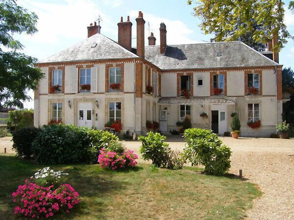 Hotel La Villa des Bordes in Clery-Saint-Andre, France