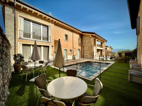Villa Fontanelle Gardapartments — 4-Star Luxury Hotel in Polpenazze Del Garda, Italy