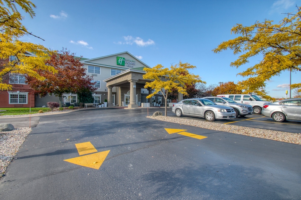 Holiday Inn Express Hotel & Suites Oshkosh by IHG - photo 76