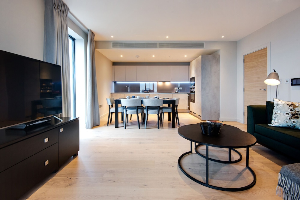 Deluxe Victoria Home Close To Buckingham Palace — 4-Star Luxury Hotel in London, United Kingdom