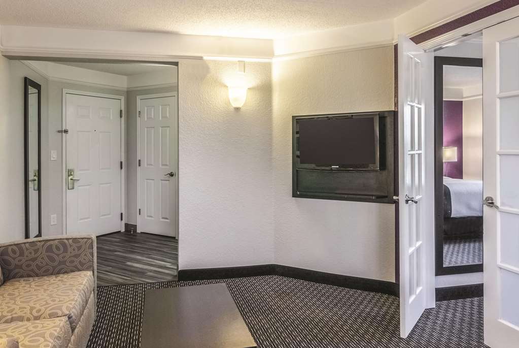 La Quinta Inn & Suites by Wyndham Orlando Airport - photo 53