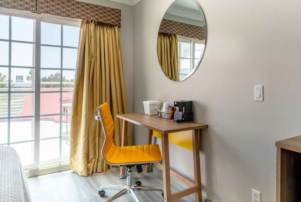 Days Inn by Wyndham Santa Monica - photo 25