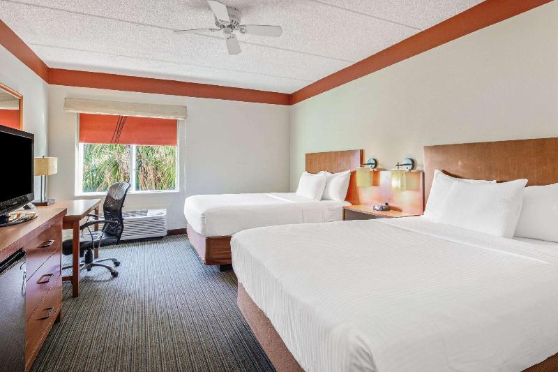 La Quinta Inn & Suites Miami Cutler Ridge - photo 17