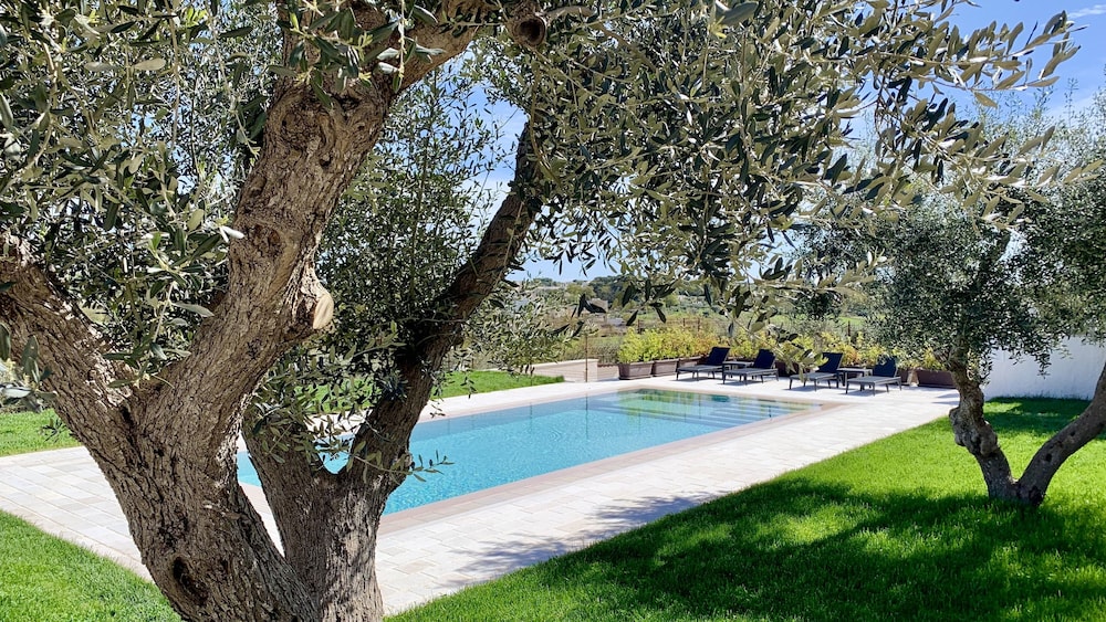 B&B Villa Maggi — 4-Star Luxury Hotel in Locorotondo, Italy