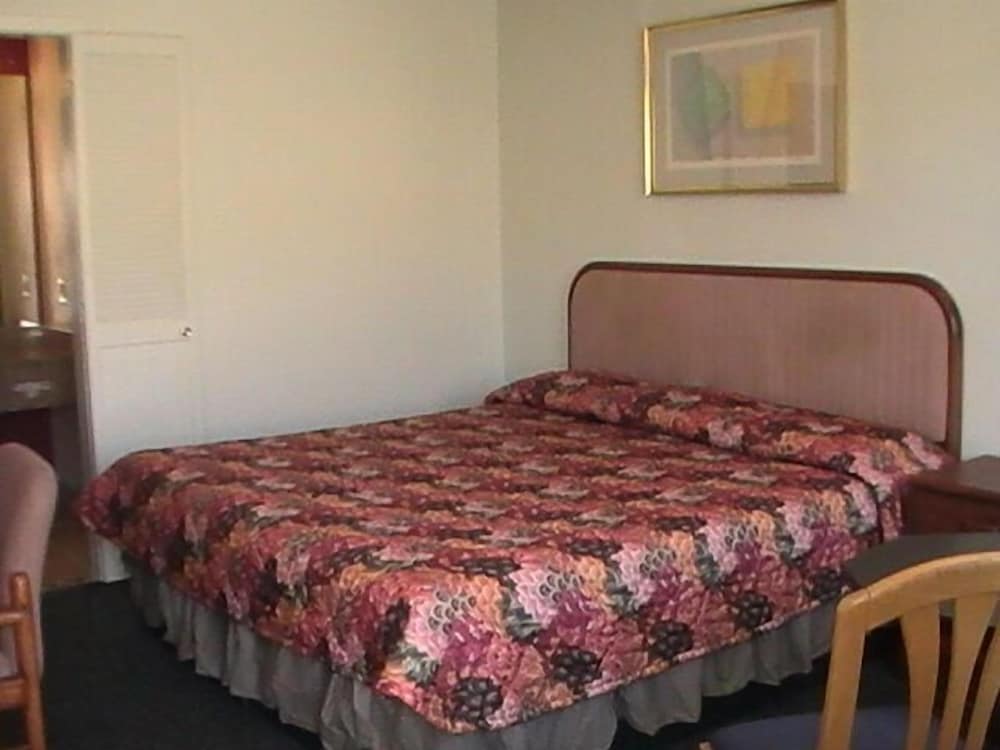 Hometown Inn Galion - photo 6