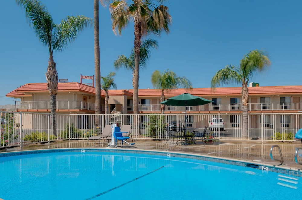 Vagabond Inn Bakersfield North - photo 18