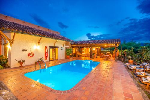 Finca Villa Gregory — 4-Star Luxury Hotel in Quimbaya, Colombia