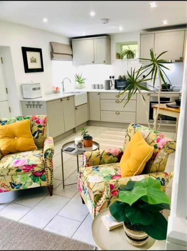 Flower Cottage by Ludlow Castle with Onsite Parking — 4-Star Luxury Hotel in Ludlow, United Kingdom