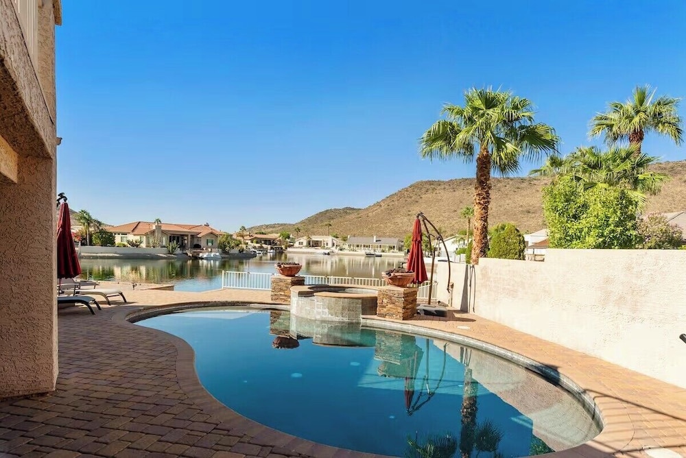 Spectacular Lake House Retreat — 4-Star Luxury Hotel in Glendale, United States