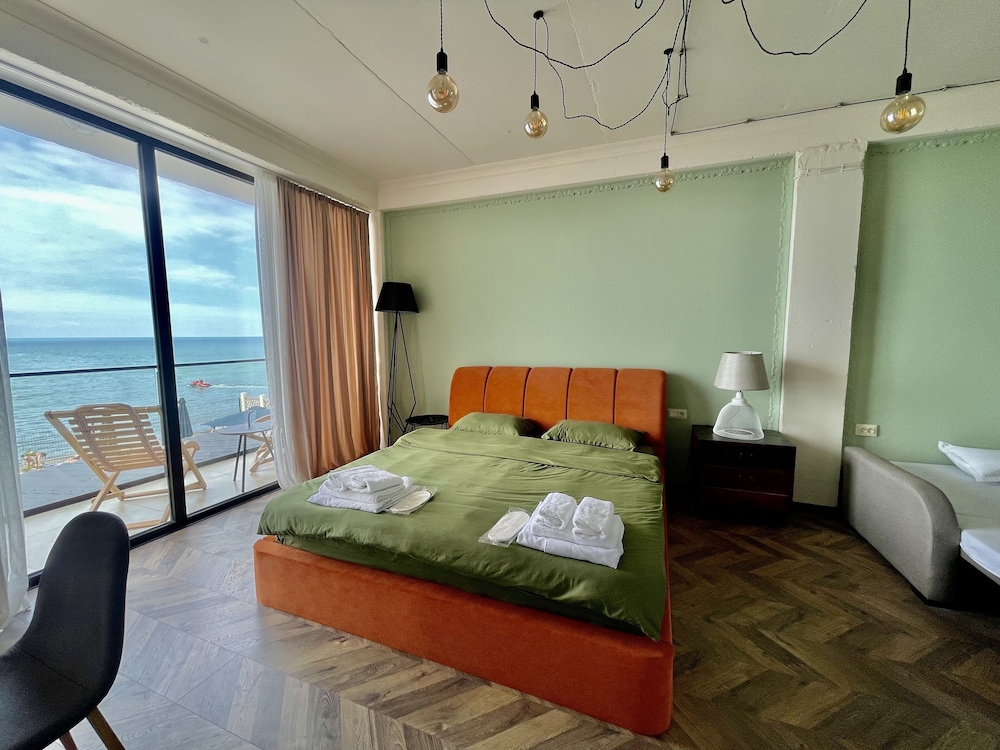 Claude Monet Seaside Hotel in P'ot'i, Georgia