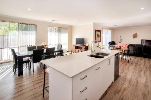 Duke Cottage Haven near beach — 4-Star Luxury Hotel in Busselton, Australia