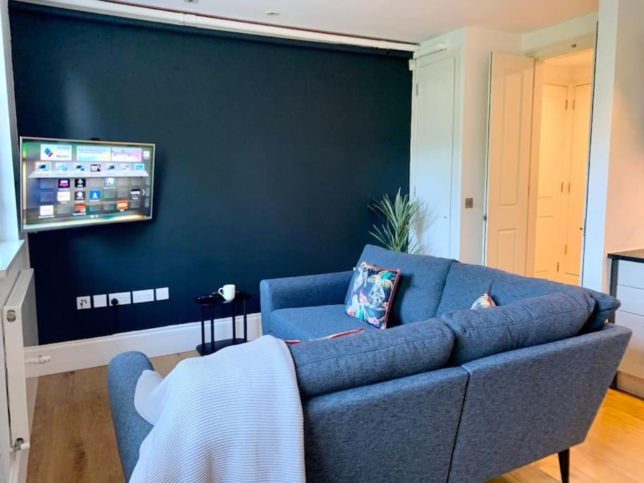 Elegant Period Apartment for 3 Free Parking Central