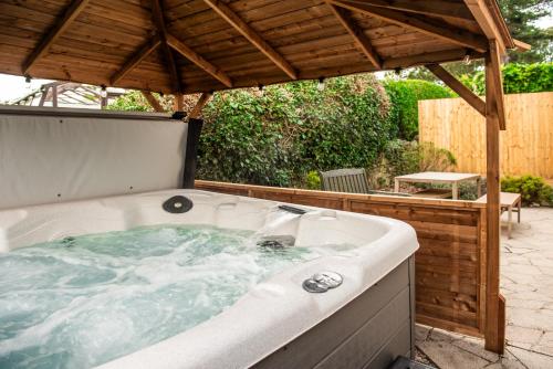 Spacious 4 Bed Holiday Home with Hot Tub & Parking near Matlock Peak District — 4-Star Luxury Hotel in Matlock, United Kingdom