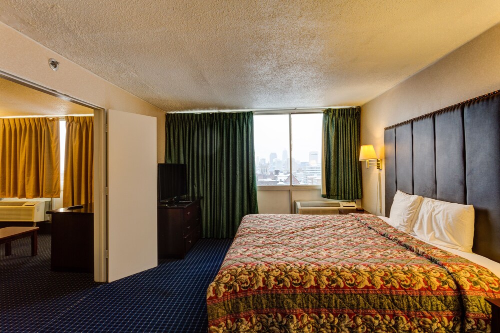 University Hotel & Suites - photo 13