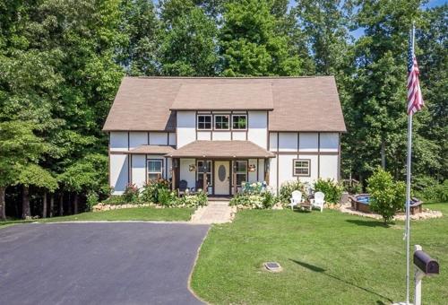 Center Hill Lake House Charming 4 Bedroom — 4-Star Luxury Hotel in Smithville, United States