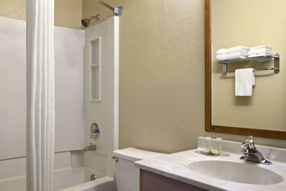 Super 8 by Wyndham Kennewick - photo 32