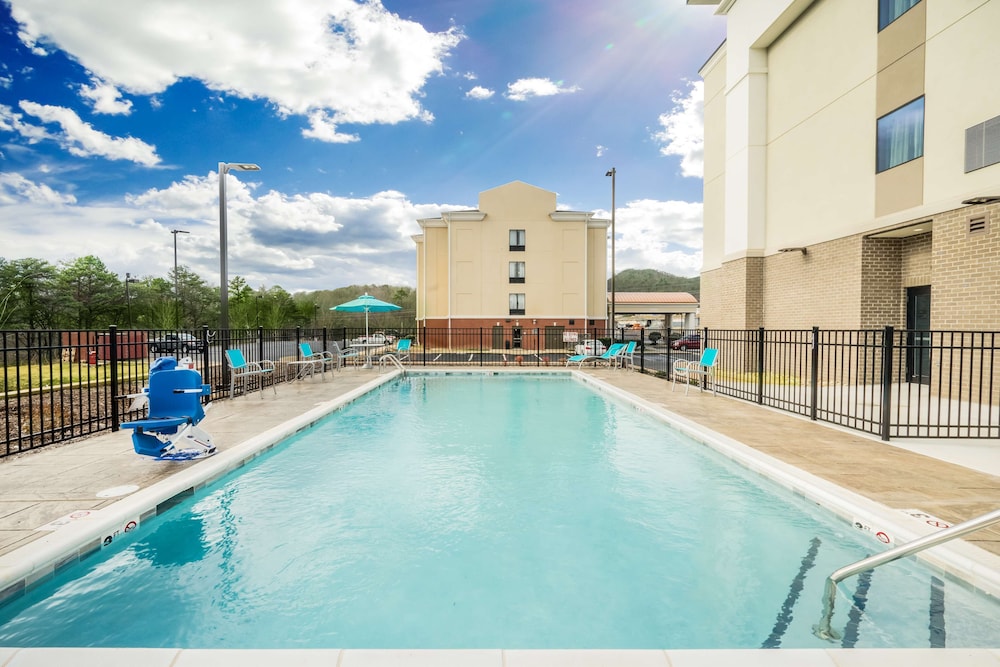 Hampton Inn Newport - photo 25
