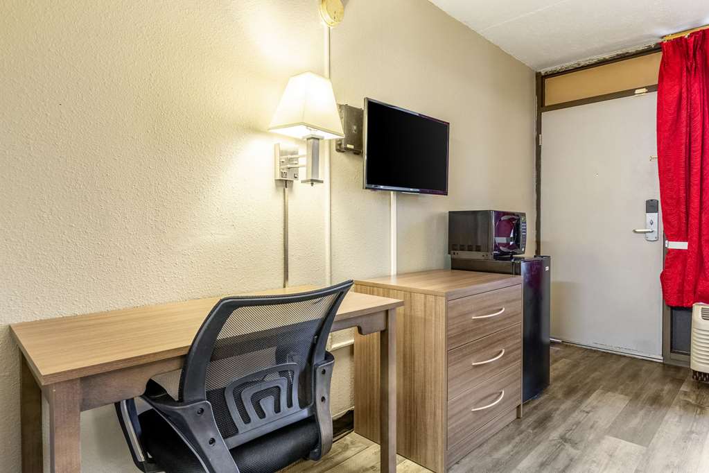 Econo Lodge Seymour - photo 10