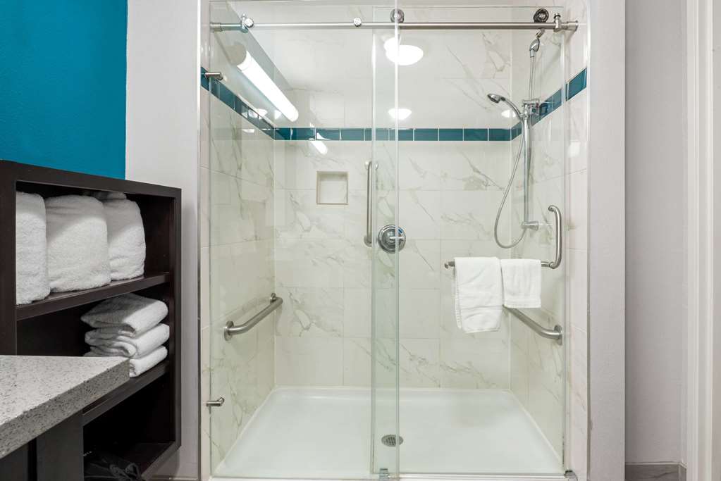La Quinta Inn & Suites by Wyndham Houston Humble Atascocita - photo 9