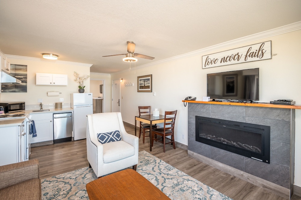 Sailor Jack's Oceanfront Inn - photo 41