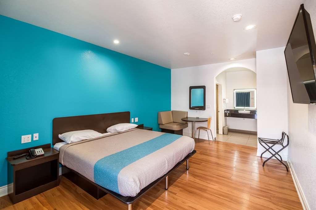 Motel 6 Houston TX North - photo 12