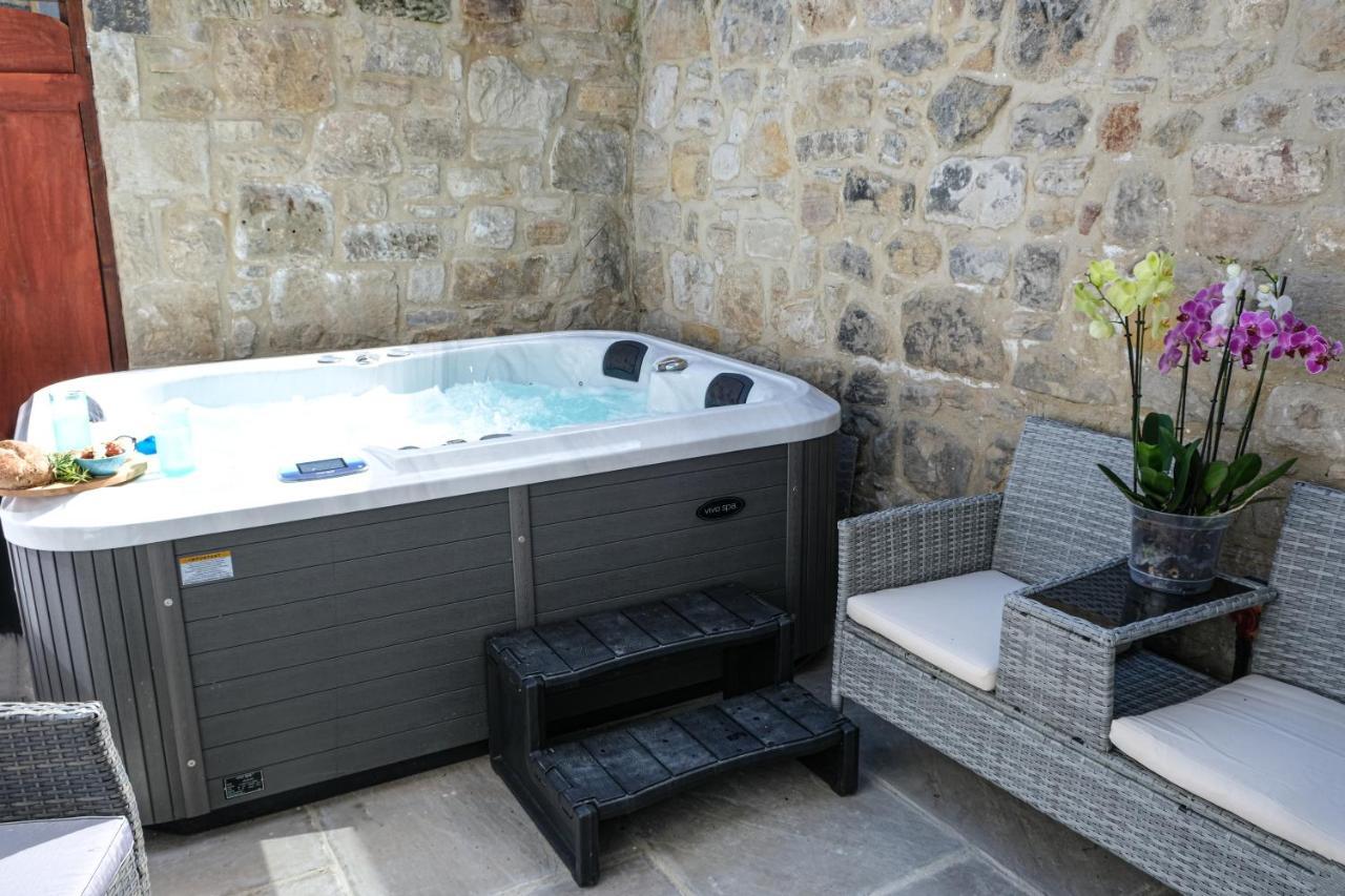 The Rockpool Private Hot Tub And Sea Views in Amble, United Kingdom